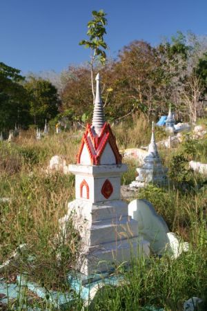 buddhistische Graeber am Strassenrand