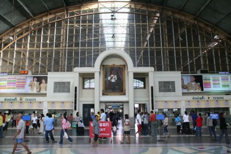 Hauptbahnhof in Bangkok, und der Koenig schaut ueberall zu