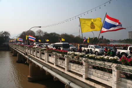 gut beflaggte Bruecke ueber den Mae Nam Ping