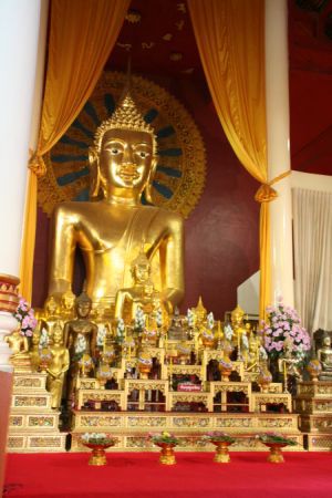 Buddhabildnisse in jeder Groesse zieren die Tempel