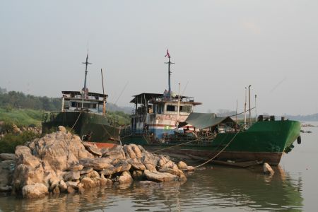 alte Kaehne im (Halb-)Trockendock