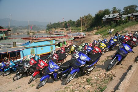 Mopeds warten auf die Verladung