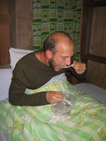 gute warme Huehnerbruehe aus dem Plastiksackerl, sehr lecker