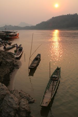 so geht die Sonne ueberm grossen Mekong unter