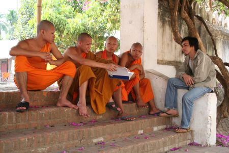 Novizen am Eingang zu einem der zahlreichen Tempel