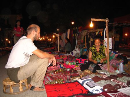 beim Verhandeln am Nachtmarkt