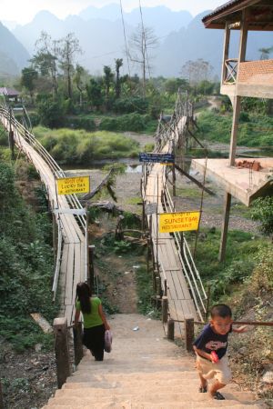 auf Bambusbruecken von einem Ufer zum anderen