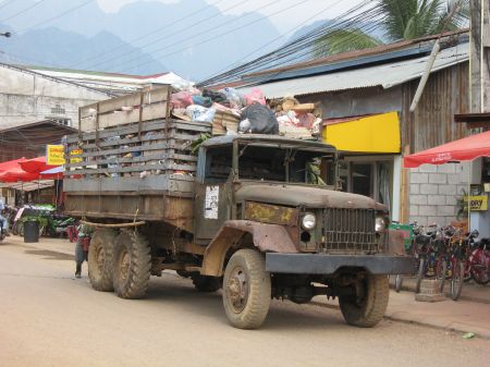 der Muelltruck dreht seine Morgenrunde