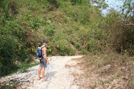 wandern im ausgetrockneten Bachbett