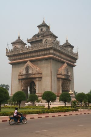 das massige Siegestor