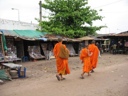buddhistische Moenche schlendern an den Staenden vorbei