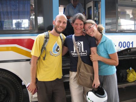 Abschied vorm Bus nach Thailand