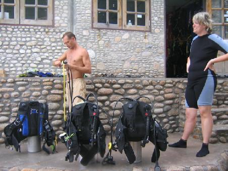 Vor dem Tauchgang (Anm. d. Autors: die Socken lassen hier ausnahmsweise nicht auf kalte Fuesse schliessen, sondern sind zur Schonung der wunden Stellen an den Fuessen, die beim haeufigen Tragen von Schwimmflossen in Kombination mit Reibung durch Sand und andere Fremdkoerper schonmal auftreten koennen)