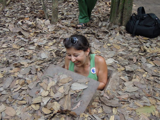 Aus dem Versteck kommender Vietnamese 