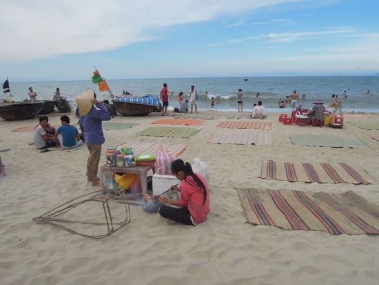 An Bang Strand am späteren Nachmittag kommen die Einheimischen