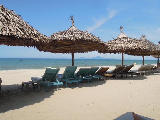 Derselbe Strand zu Mittag, nur ein paar Touristen da.