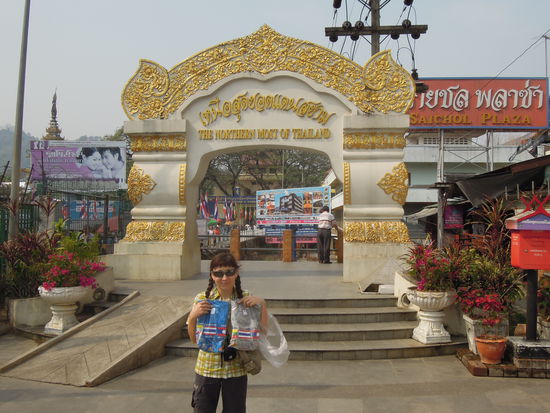 Burma Grenze. Mit neuen T Shirts 