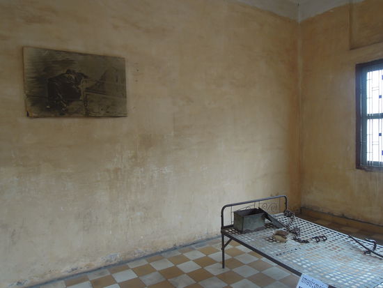 Gefängniszelle, das Bild im Hintergrund soll zeigen wie diese vorgefunden wurde