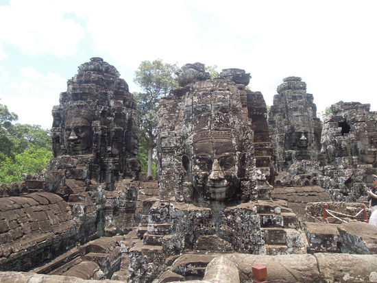 Faszinierende Gesichter auf den Türmen des Banyon im Angkor Thom Komplex