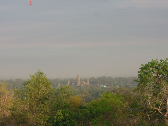 Vom "Sonnenuntergangberg" Bakheng aus sieht man Angkor Wat