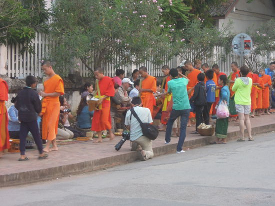 Blöde Touristen fotographieren, teilweise sogar mit Blitz, direkt vor dem Gesicht der zur morgentlichen Spendensammlung gehenden Mönche