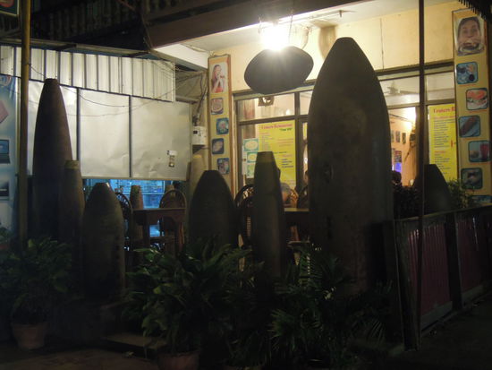 Sogenanntes Kratercafe, mit bombiger Deko