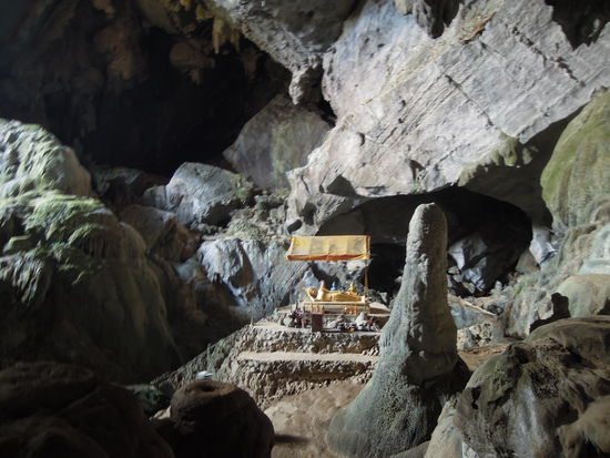 Höhle mit Buddha - wir haben wieder den Ausgang gefunden
