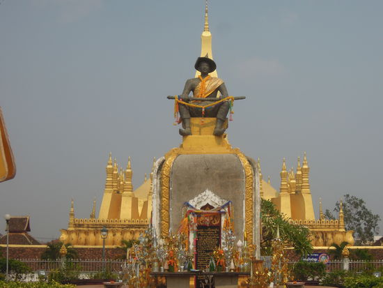 Im Hintergrund Stupa