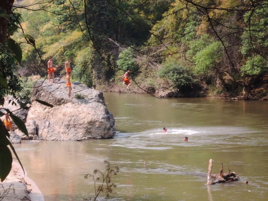 Auch Mönche gehen schwimmen