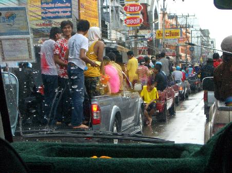 Happy new year in Thailand, traditionell mit 3 taegiger Wasserschlacht.