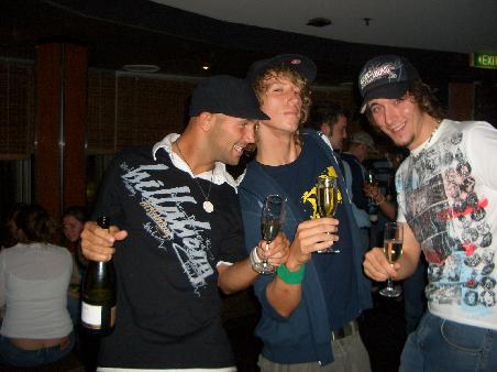 Sydney, Empire, schoen mit der Flasche in der Hand