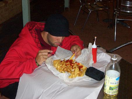 ich hab ne kleine Pommes bestellt und nen Kilo bekommen fuer 2 Dollar