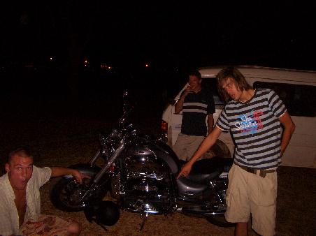 Rob Mo und Enton bewundern den Motor...krass oder???