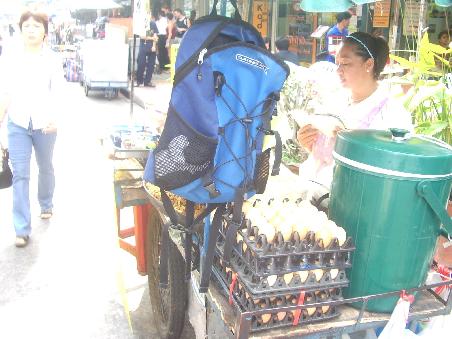 Kaho San Road ...auch ein Rucksack hat mal Hunger!