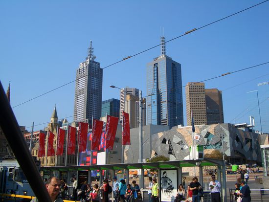 Federation Square mit Skyline im Hintergrund
