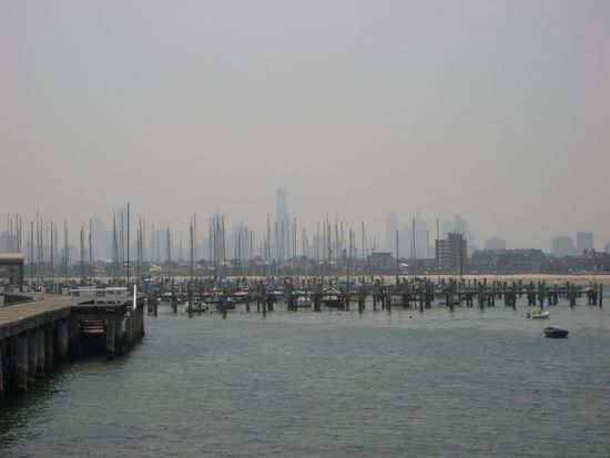 Sty Kilda Hafen im Smog weil fettester Buschbrand seit Jahren den ganzen Rauch inne Stast weht
