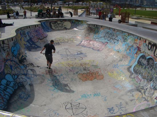 die sk8 verrueckteste stadt  in der ich je war mit sowas neben dem supermarkt, nehm dir n bsp deutschland!