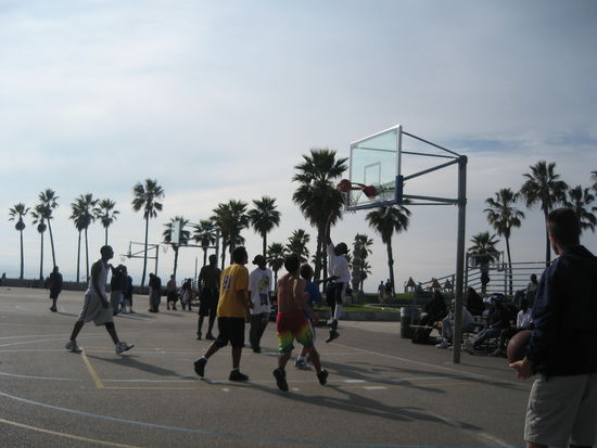 B Ball direkt vor der Hosteltuer