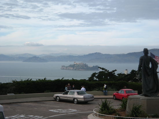 Coit Tower mit blick auf Alcatraz