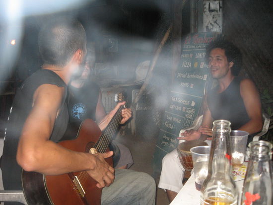 MAnu negra ...Party direkt neben unserem Hostel