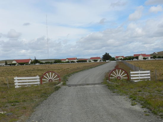 Einfahrt zu einer der vielen, großen Estancias, die sich der Schafszucht widmen