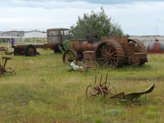 Alte Arbeitsgeräte vor dem Salesianermuseum