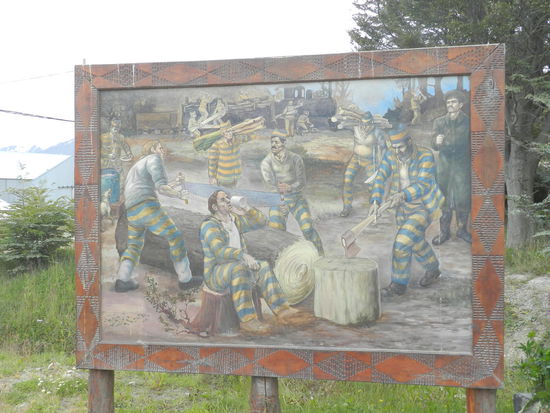 Dieses Gemälde erinnert an die Gründungszeit Ushuaias als Gefängniskolonie