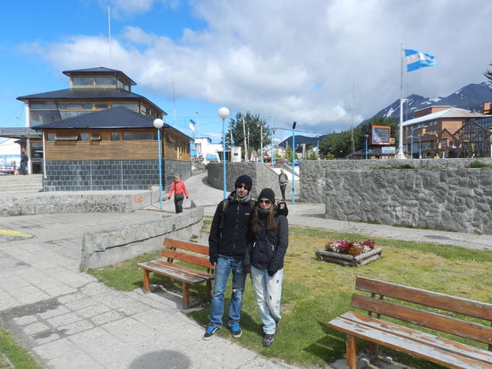 Nele und Volker vor der Touristeninfo in Ushuaia
