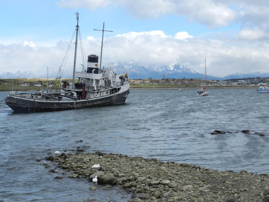 Blick über den alten Hafen auf die chilenische Seite des Beaglekanals
