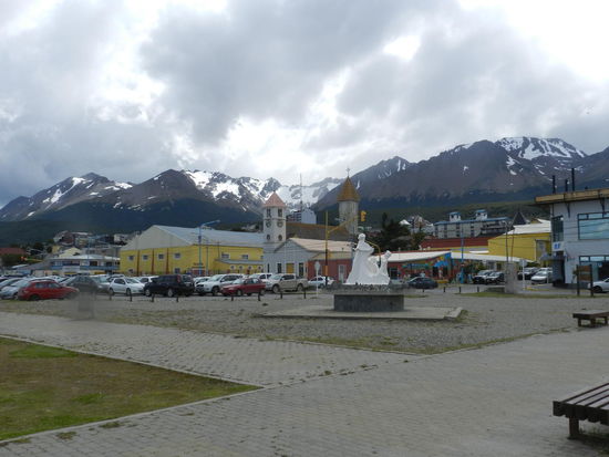 Blick über die Stadt auf die Bergkette