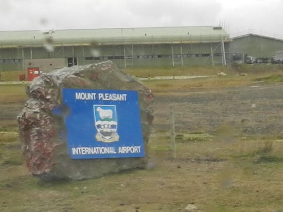 ... dem von der Royal Air Force betriebenen internationalen Flughafen der Falkland Inseln