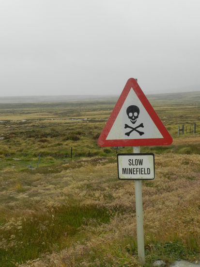 Auf der Fahrt nach Port Stanley fallen diese Schilder besonders auf