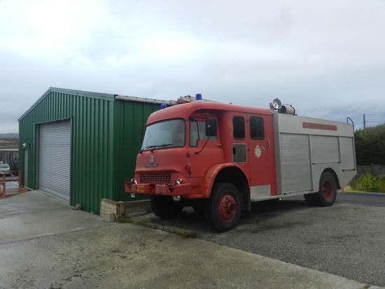Dieses Bedford-Löschfahrzeug ist noch immer im Einsatz, obwohl die Falkland Fire&amp;Rescue auf ihrer einzigen Station in Stanley auch über nagelneue Fahrzeuge verfügt.