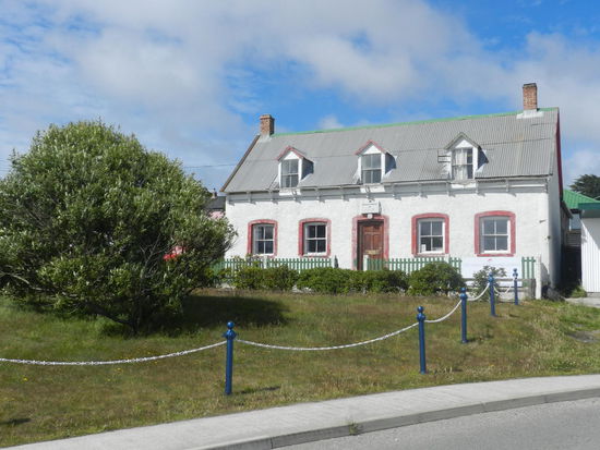 Steinhäuser  im englischen Stil in der ersten Häuserzeile